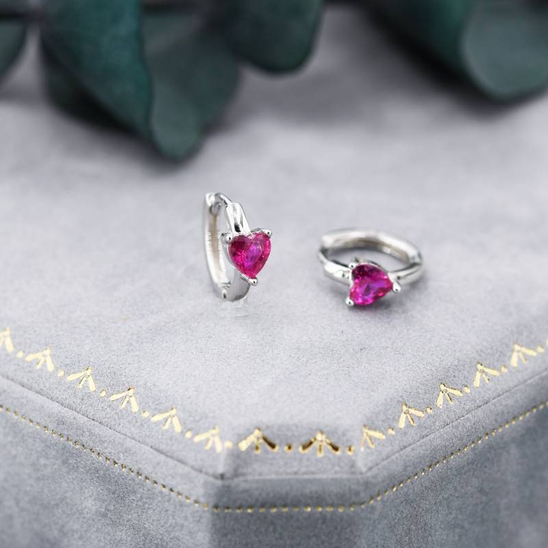 Rubinrotes Herz Cz Huggie Hoop in Sterling Silber, Silber Oder Gold, 8 Mm Innendurchmesser, Stacking Ohrringe von SilverRainSilver