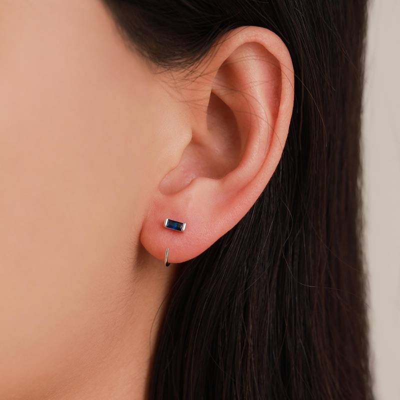 Saphir Blaue Cz Huggie Creolen Im Baguetteschliff in Sterling Silber, Silber Oder Gold, Offene Creolen, Durchzieher von SilverRainSilver