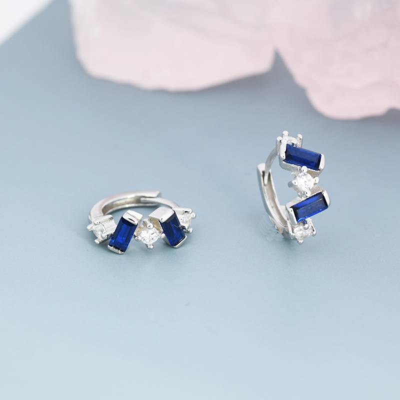 Saphir Blau Baguette Cz Cluster Huggie Hoop in Sterling Silber, Silber Oder Gold, Unregelmäßig Geformte Creolen, Creolen von SilverRainSilver
