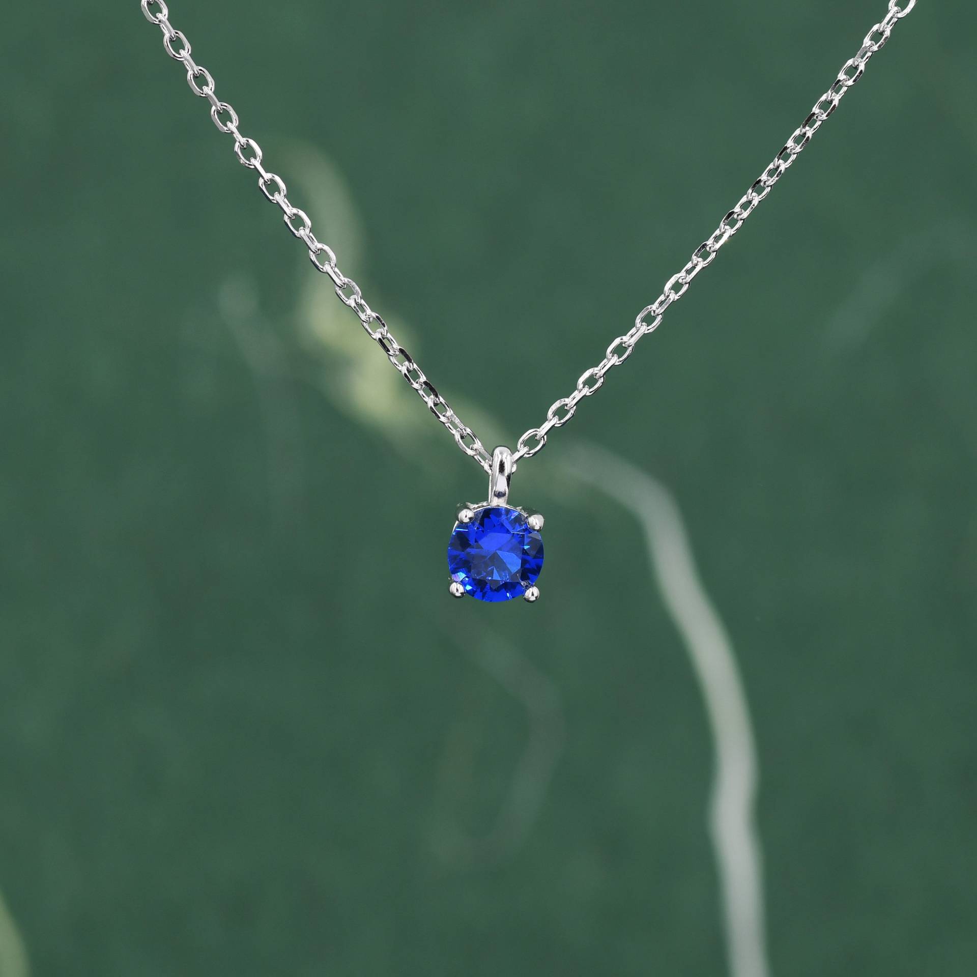 Sapphire Blau Cz Anhänger Halskette in Sterling Silber, 0, 5 Karat Zirkon Halskette, Blaue von SilverRainSilver