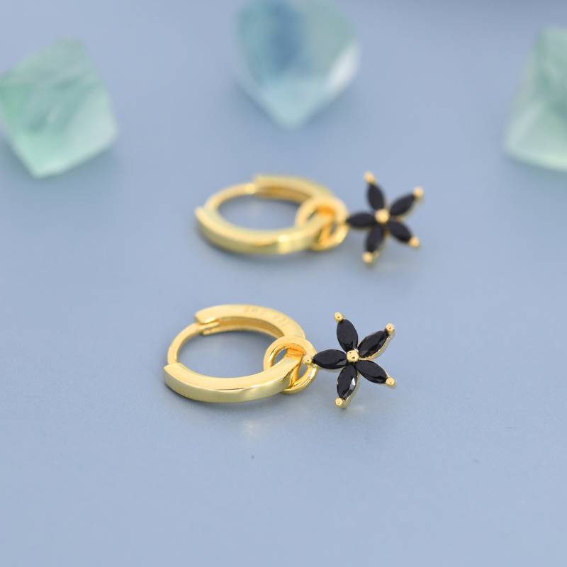 Schwarze Blume Cz Huggie Hoop in Sterling Silber, Silber Oder Gold, Minimalist Einfache Creolen, Abnehmbar Und Austauschbar von SilverRainSilver