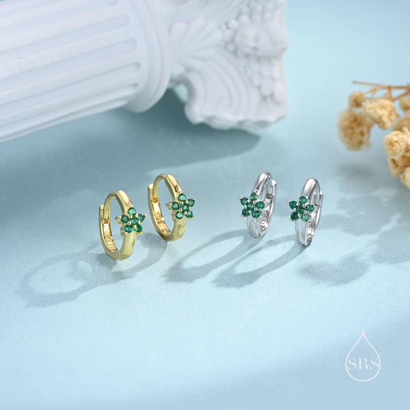 Kleine Smaragdgrüne Cz Flower Huggie Creolen in Sterling Silber, Creolen, Kristall Ohrringe, Silber Oder Gold von SilverRainSilver