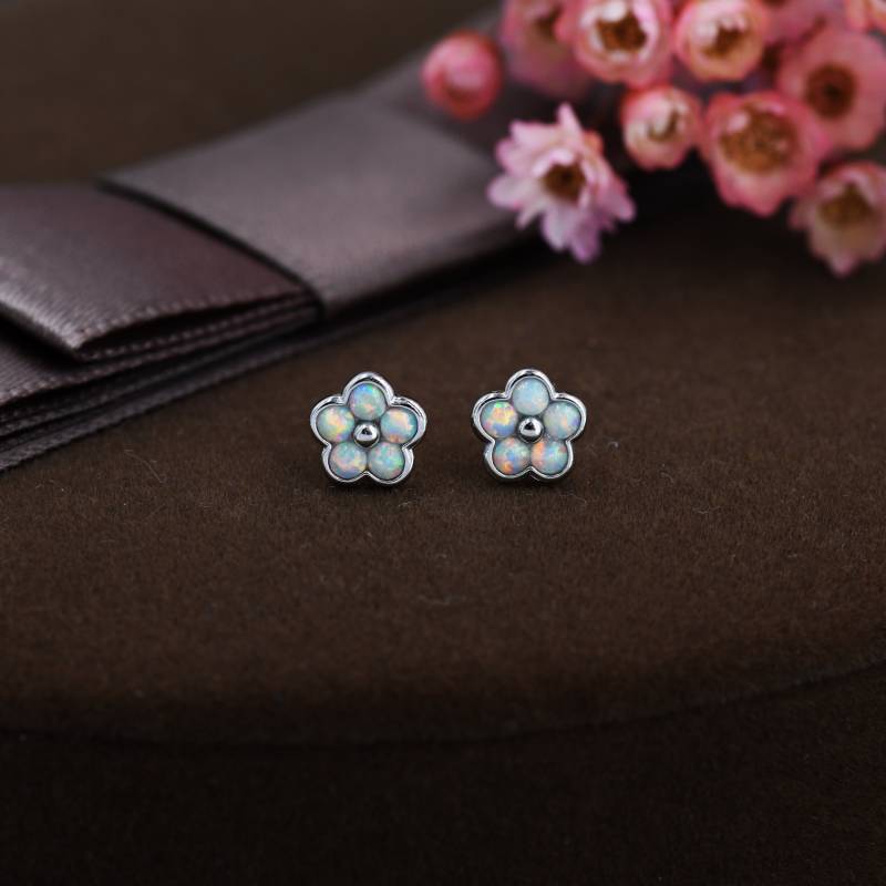 Weißer Opal Ohrstecker in Sterling Silber - Gold Oder Vergissmeinnicht Cluster Zierliche Ohrstecker, Feueropal von SilverRainSilver