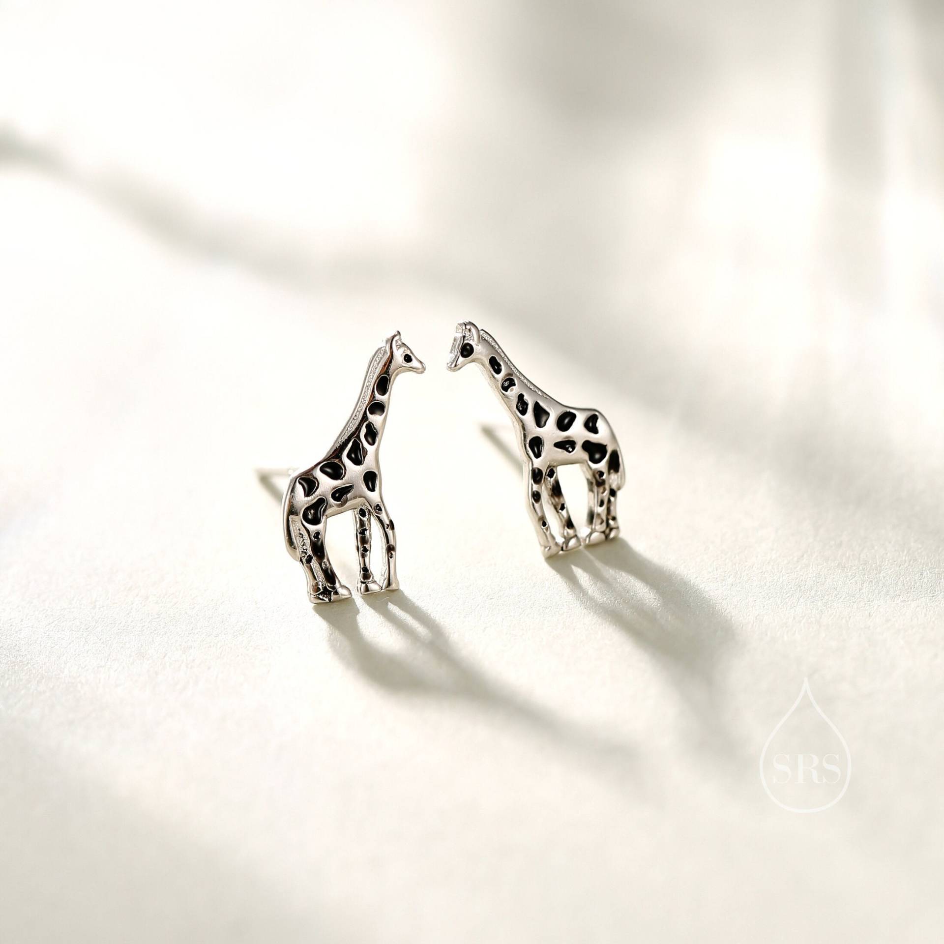 sterling Silber Niedliche Kleine Giraffe Ohrstecker - Handbemalte Emaille Niedlich, Spaß, Wunderlich Und Hübscher Schmuck von SilverRainSilver