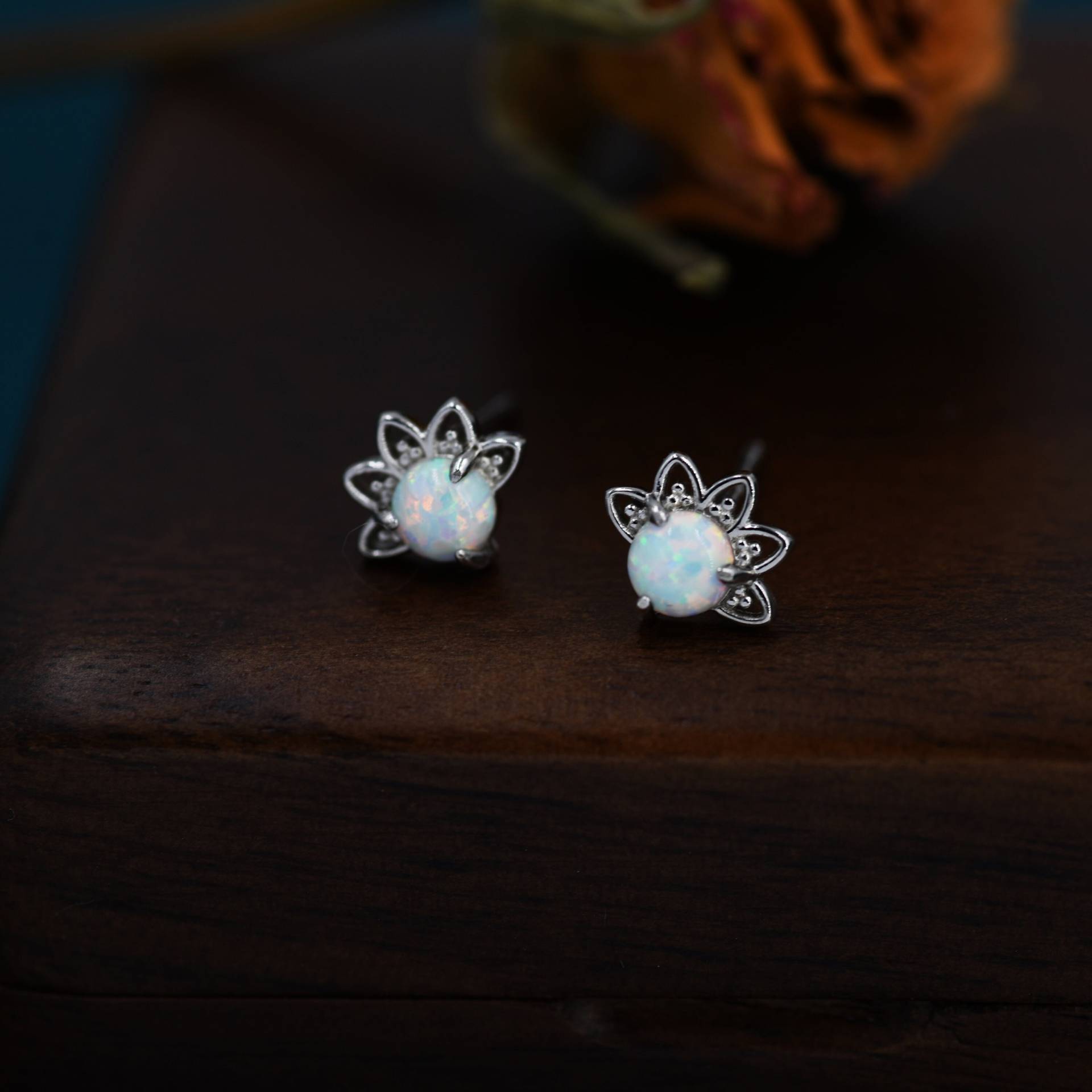 sterling Silber Weißer Opal Krone Ohrstecker, Zacken Set, Ohrringe, Lab Lotus Minimalist von SilverRainSilver