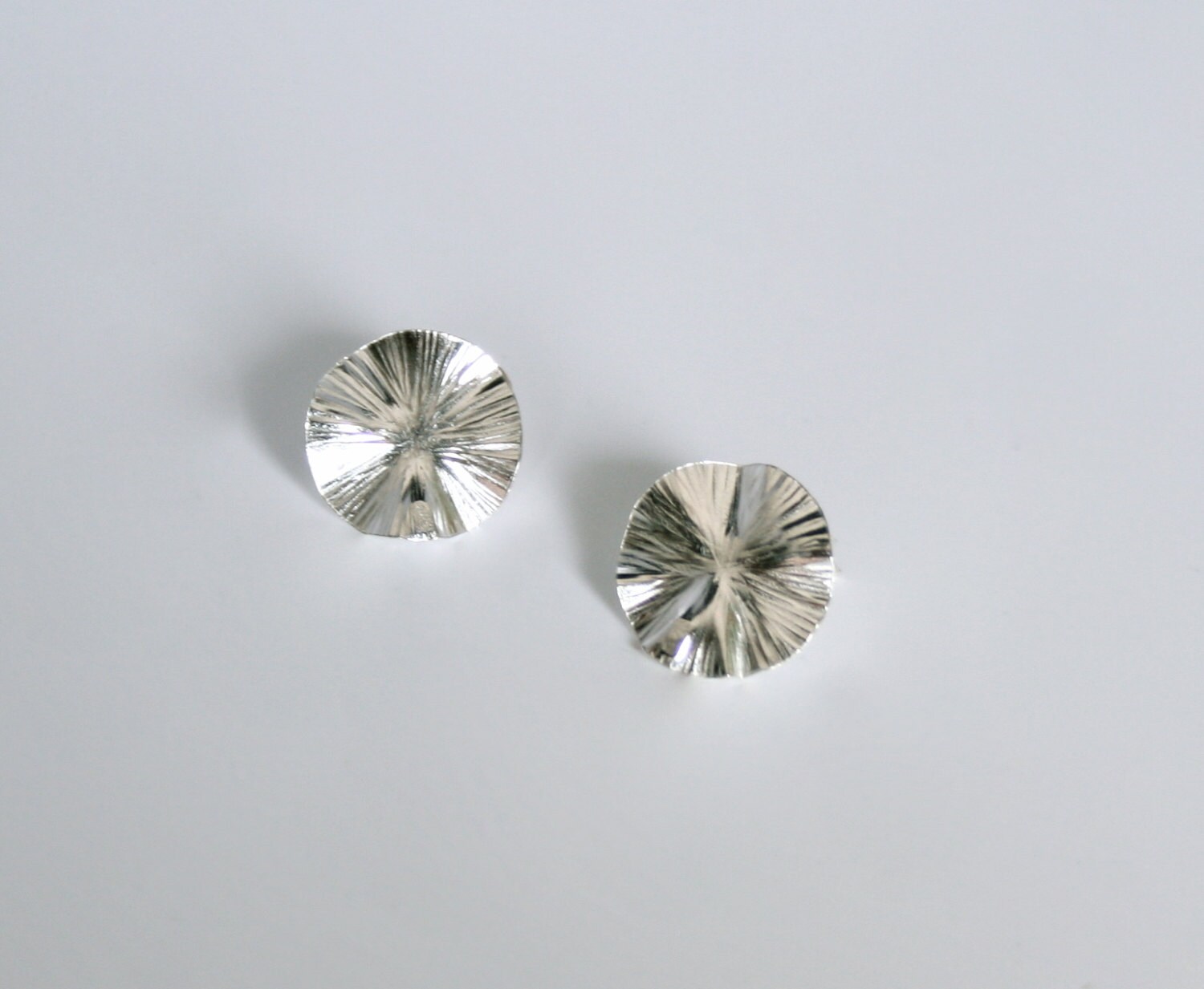 Diese Mini Schimmernden Scheiben Ohrstecker Sind Klein Aber Auffallend Mit Einer Modernen Kreisform Designt Und Sehr Angenehm Zu Tragen Diese Mini Schimmernden Scheiben Ohrstecker Sind Klein Aber Auffallend Mit Einer Modernen Kreisform Designt Und Sehr Angenehm Zu Tragen von SilverSandJewelry