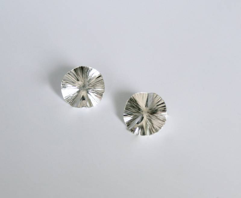 Diese Mini Schimmernden Scheiben Ohrstecker Sind Klein Aber Auffallend Mit Einer Modernen Kreisform Designt Und Sehr Angenehm Zu Tragen Diese Mini Schimmernden Scheiben Ohrstecker Sind Klein Aber Auffallend Mit Einer Modernen Kreisform Designt Und Sehr Angenehm Zu Tragen von SilverSandJewelry