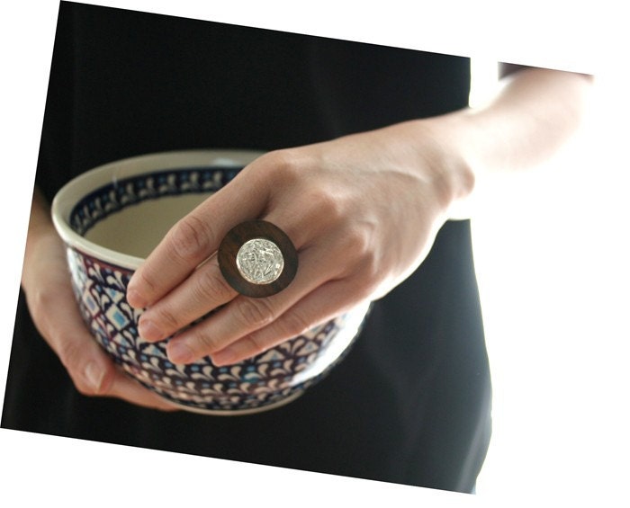 Eco-Friendly Holz-Ring. Einfache Und Moderne Tragbare Kunst. Silber Draht Lünette Set in Sterling Auf Mango-Holz-Ring. Größe 6 6.5 von SilverSandJewelry