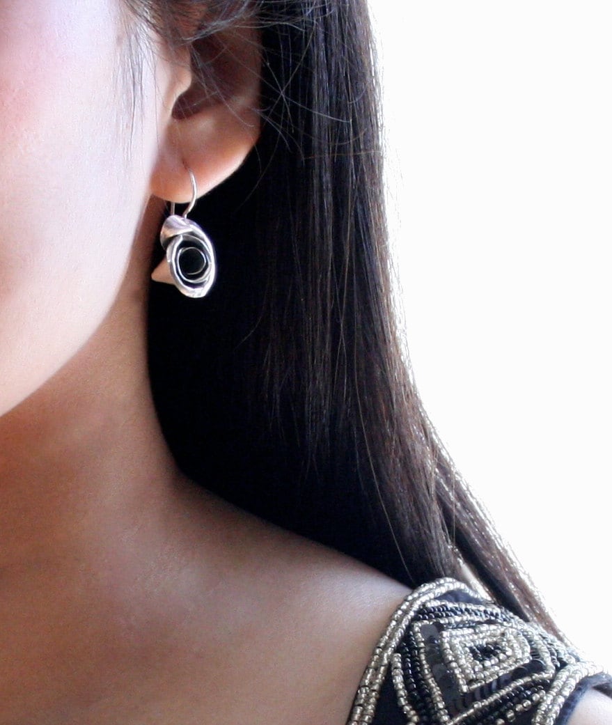 Elegante Einzigartige Handgefertigte Sterling Silber Rosen-Ohrringe Mit Herausragenden Poliertem Metall Textur - "Blühende Rose Ohrringe' von SilverSandJewelry