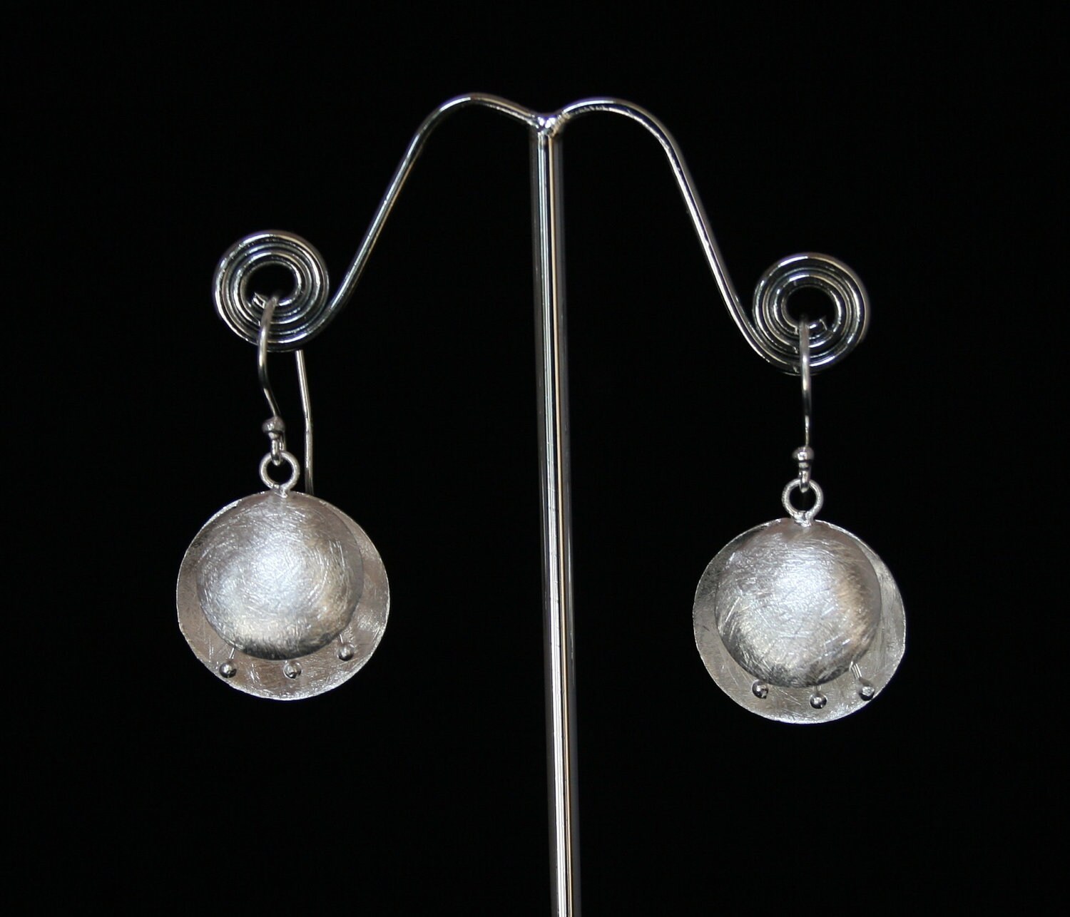 Feine Einfache Runde Ohrringe, Handgefertigt Aus Gebürstetem Sterlingsilber "Blumige Shell Ohrringe" von SilverSandJewelry