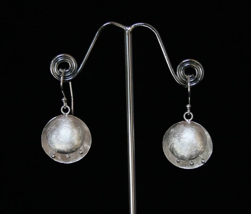 Feine Einfache Runde Ohrringe, Handgefertigt Aus Gebürstetem Sterlingsilber "Blumige Shell Ohrringe" Feine Einfache Runde Ohrringe, Handgefertigt Aus Gebürstetem Sterlingsilber "Blumige Shell Ohrringe" von SilverSandJewelry