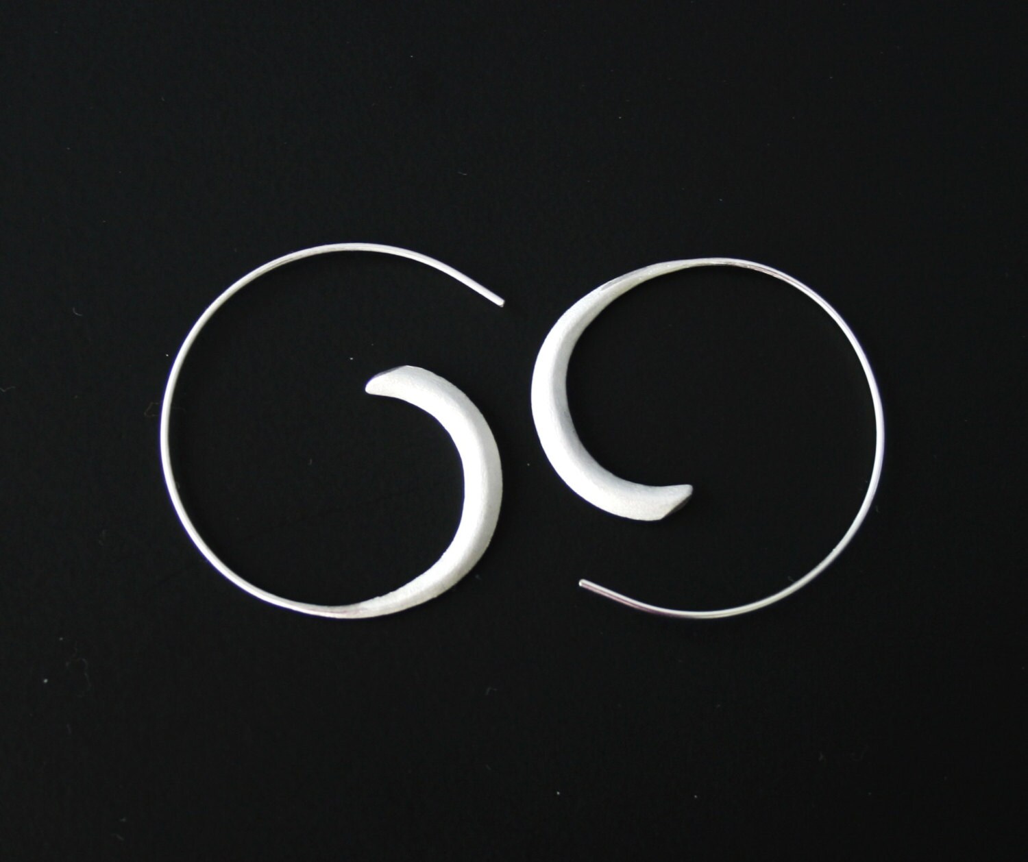 Handgefertigte Sterling Silber Offene Creolen, Kantig Und Modernem Design Ohrringe. -'moon Dance' von SilverSandJewelry