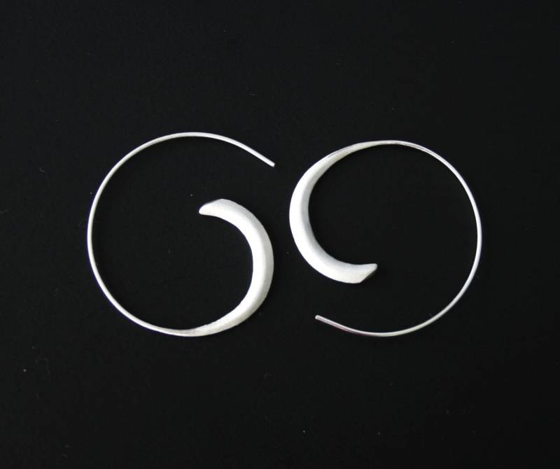 Handgefertigte Sterling Silber Offene Creolen, Kantig Und Modernem Design Ohrringe. -'moon Dance' Handgefertigte Sterling Silber Offene Creolen, Kantig Und Modernem Design Ohrringe. -'moon Dance' von SilverSandJewelry