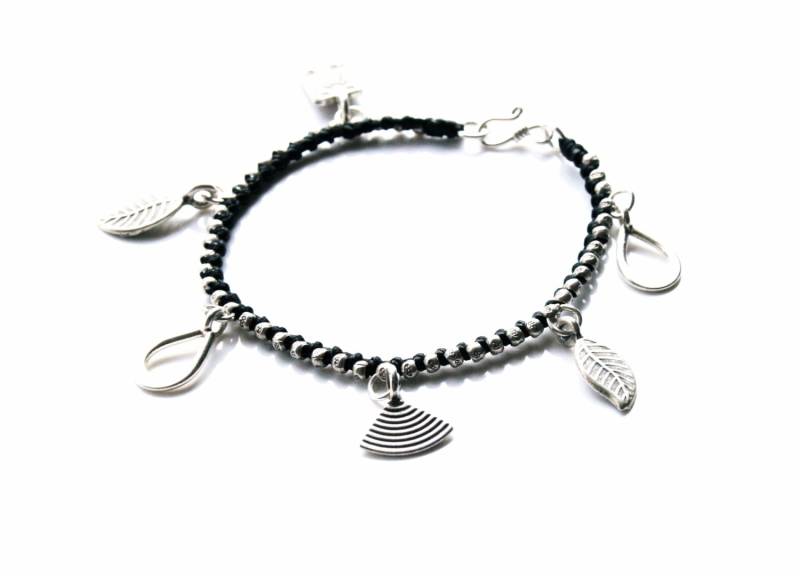 Schön Gewachst Leinen Mit Silber Perlen Armband Besteht Aus Einem Baumwolle-Leinen Und Dekoriert Baumelnden Charm-Komponenten Schön Gewachst Leinen Mit Silber Perlen Armband Besteht Aus Einem Baumwolle-Leinen Und Dekoriert Baumelnden Charm-Komponenten von SilverSandJewelry