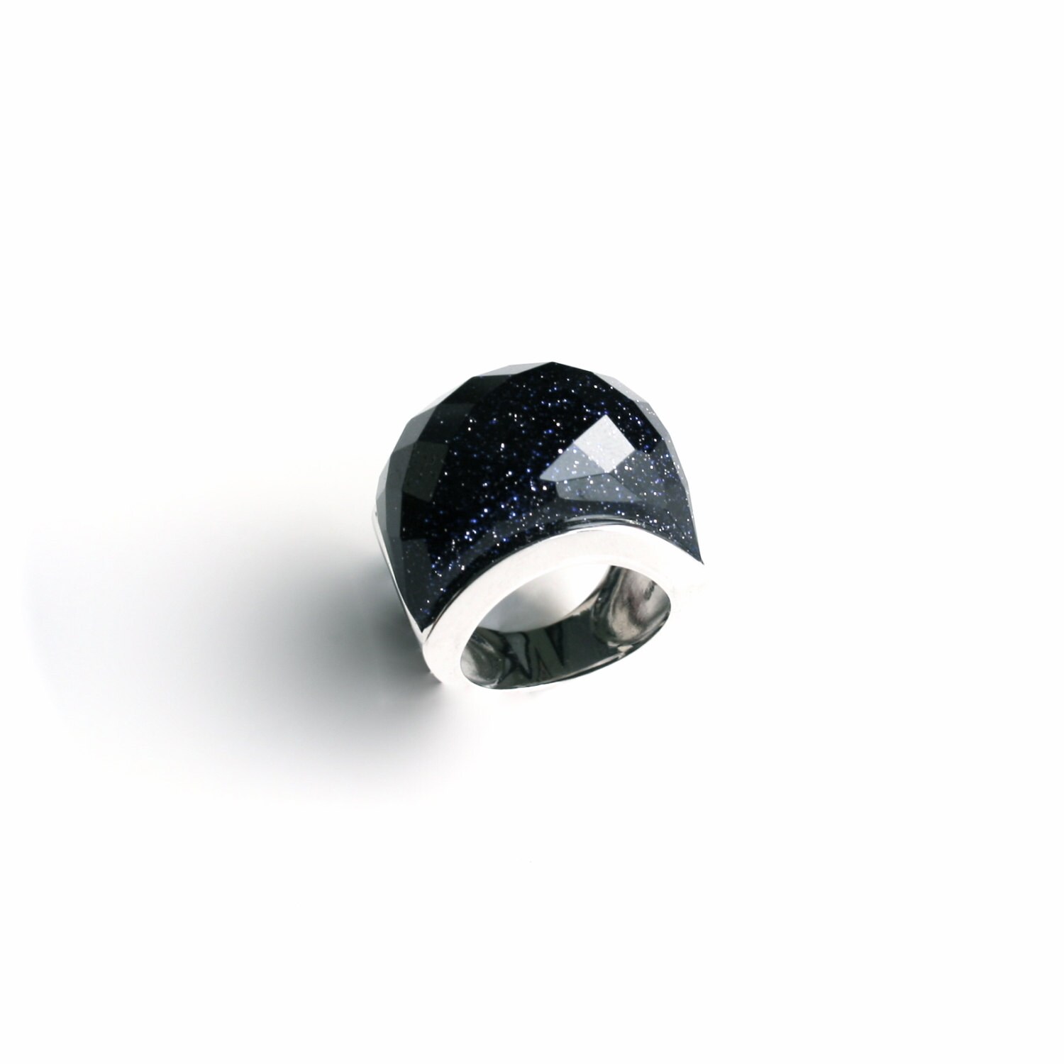 Wunderschöner Lila Sandstein in Sterling Silber Ring Auf Kuppel Design. Moderner Multi-Facettiert Ring von SilverSandJewelry