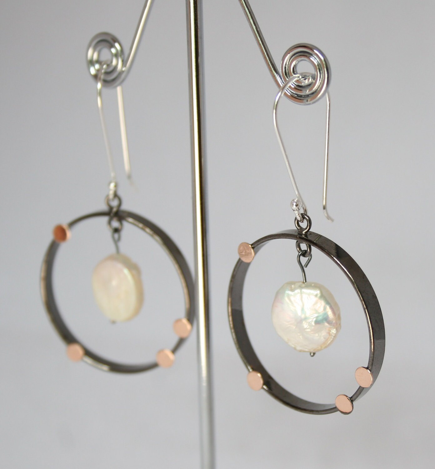 sterling Silber Offenen Kreis Ohrringe Mit Münze Perle Tropfen. Charmante sterling Silber Offenen Kreis Ohrringe Mit Münze Perle Tropfen. Charmante von SilverSandJewelry