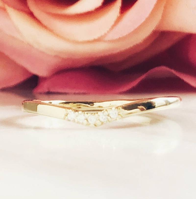 14K Gelbgold V Ring Chevron 14K Moissanit Ehering Schattenband Für Solitärring Diamant Alternative von SilverSculptor