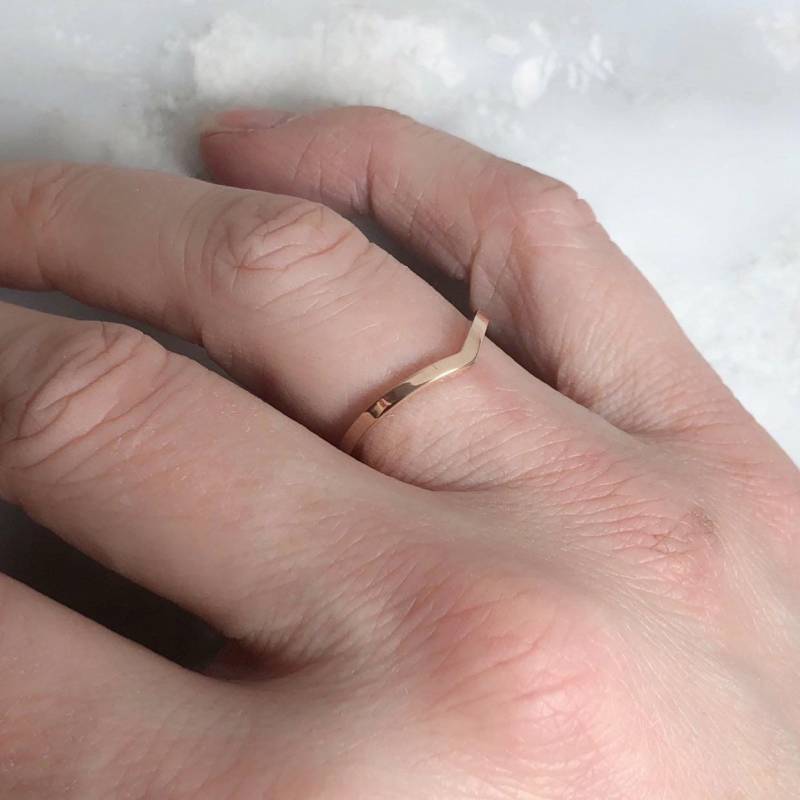 14K Rose Gold Chevron Ring Pfeil V Stapelring Hochzeitsband Minimal Zarte Wunschknochen Hochzeit Schattenband 14K Rose Gold Chevron Ring Pfeil V Stapelring Hochzeitsband Minimal Zarte Wunschknochen Hochzeit Schattenband von SilverSculptor
