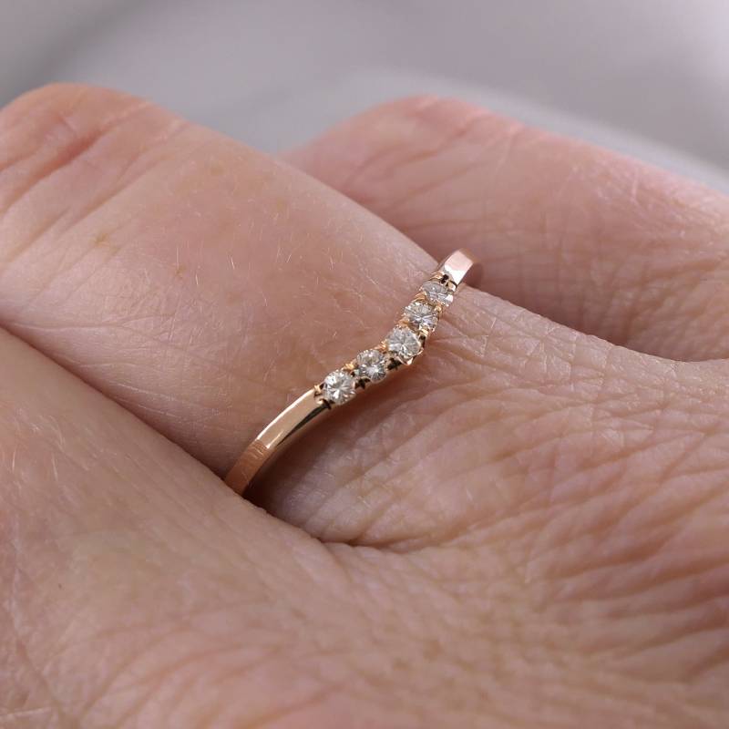 14K Rose Gold Moissanite Chevron Ring Rosegold V Schatten Band Diamant Alternative Ehering 14K Rose Gold Moissanite Chevron Ring Rosegold V Schatten Band Diamant Alternative Ehering von SilverSculptor