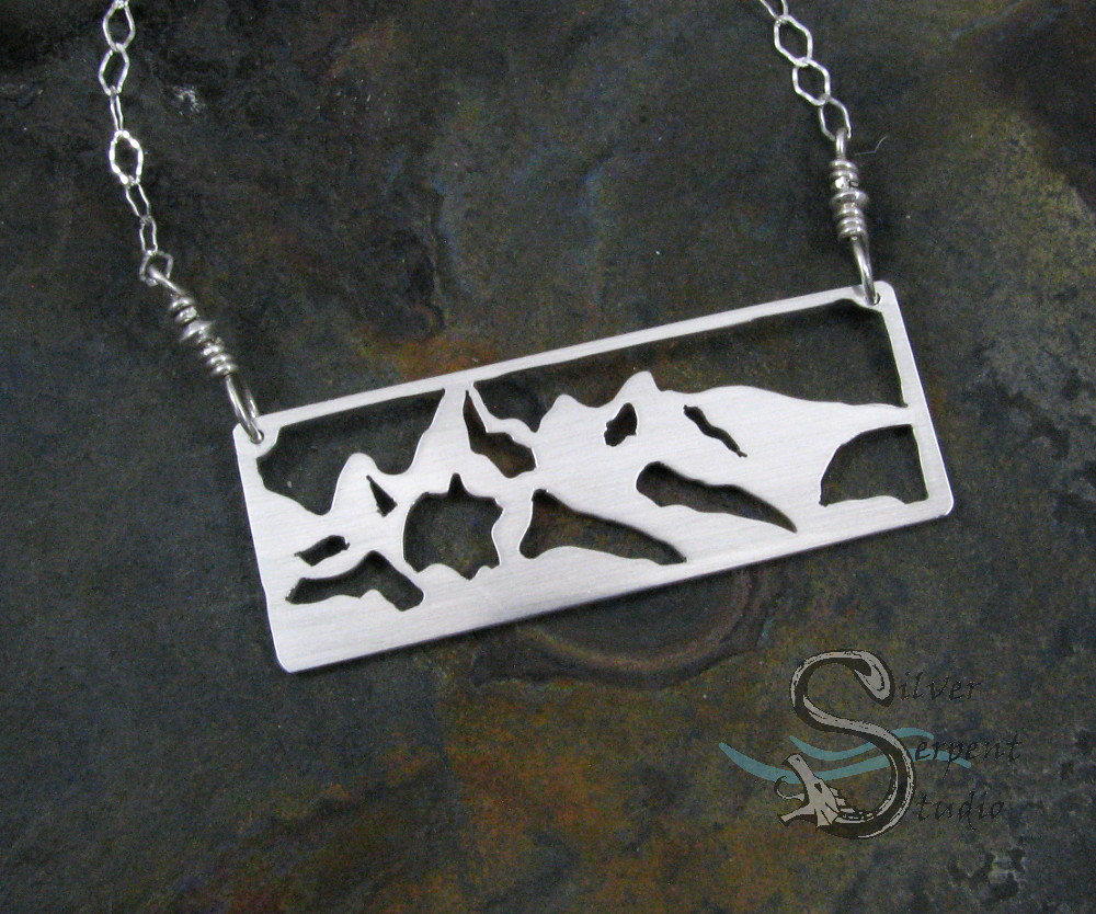Individuelle Bergkette Anhänger - Sterling Silber, Mittellang, Bar Stil, Teton Mountains, Wyoming, Andenken, Andenken Individuelle Bergkette Anhänger - Sterling Silber, Mittellang, Bar Stil, Teton Mountains, Wyoming, Andenken, Andenken von SilverSerpentStudio