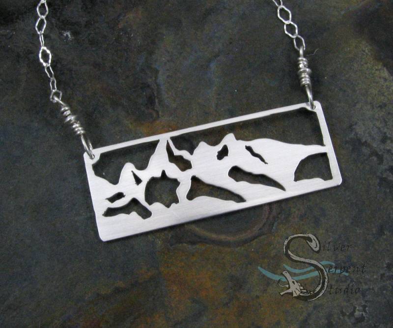 Individuelle Bergkette Anhänger - Sterling Silber, Mittellang, Bar Stil, Teton Mountains, Wyoming, Andenken, Andenken von SilverSerpentStudio