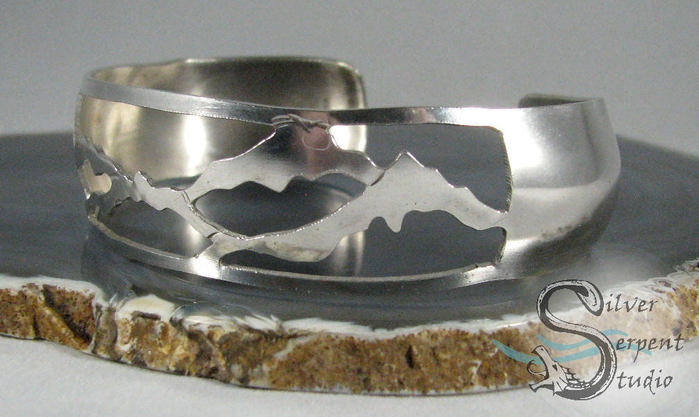 Massgeschneiderte Armspange Aus Sterlingsilber, Sawtooth Mountains, Idaho, Andenken, Andenken Massgeschneiderte Armspange Aus Sterlingsilber, Sawtooth Mountains, Idaho, Andenken, Andenken von SilverSerpentStudio