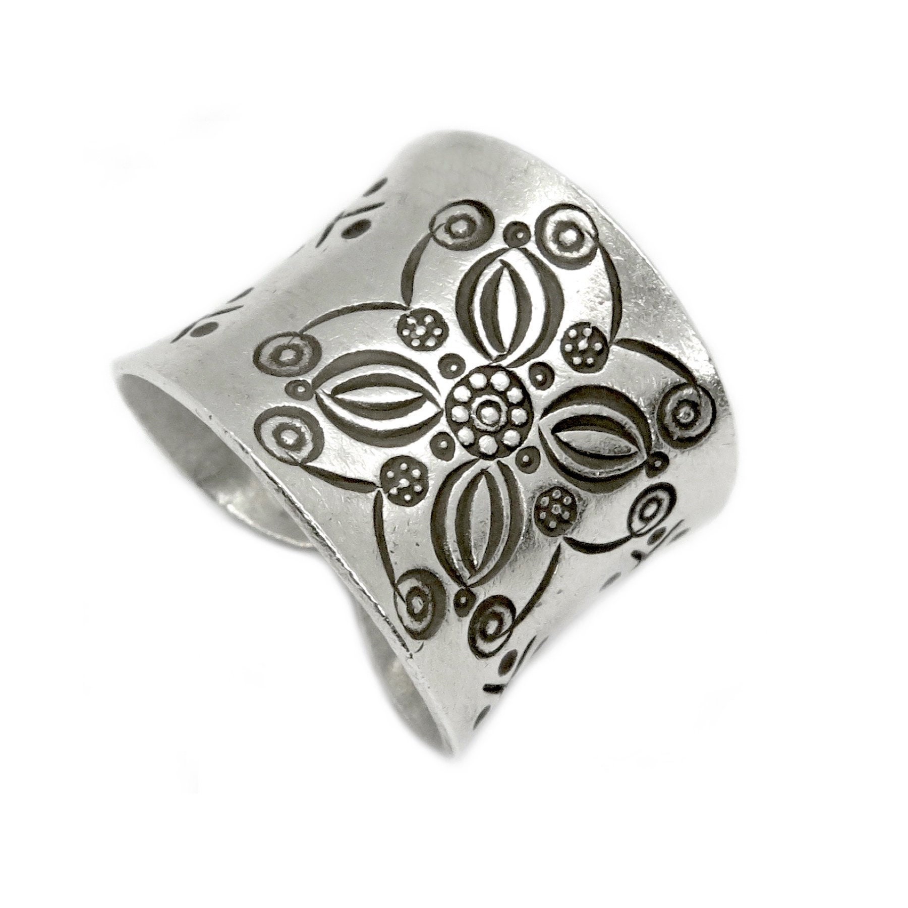 Breiter Boho Hippie Bandring Aus Silber Mit Oxidierter Blumen Gravur, Geschenk Für Sie von SilverShapes