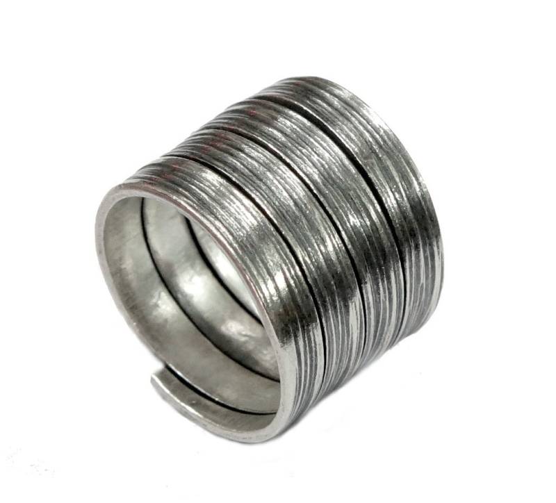 Gewickelter Handgemachter Sterlingsilber-Breitbandfederring, Oxidierte Linien Gravierter Silberfrauen - Oder -Mannring, Spiralwickel-Schlangenring von SilverShapes