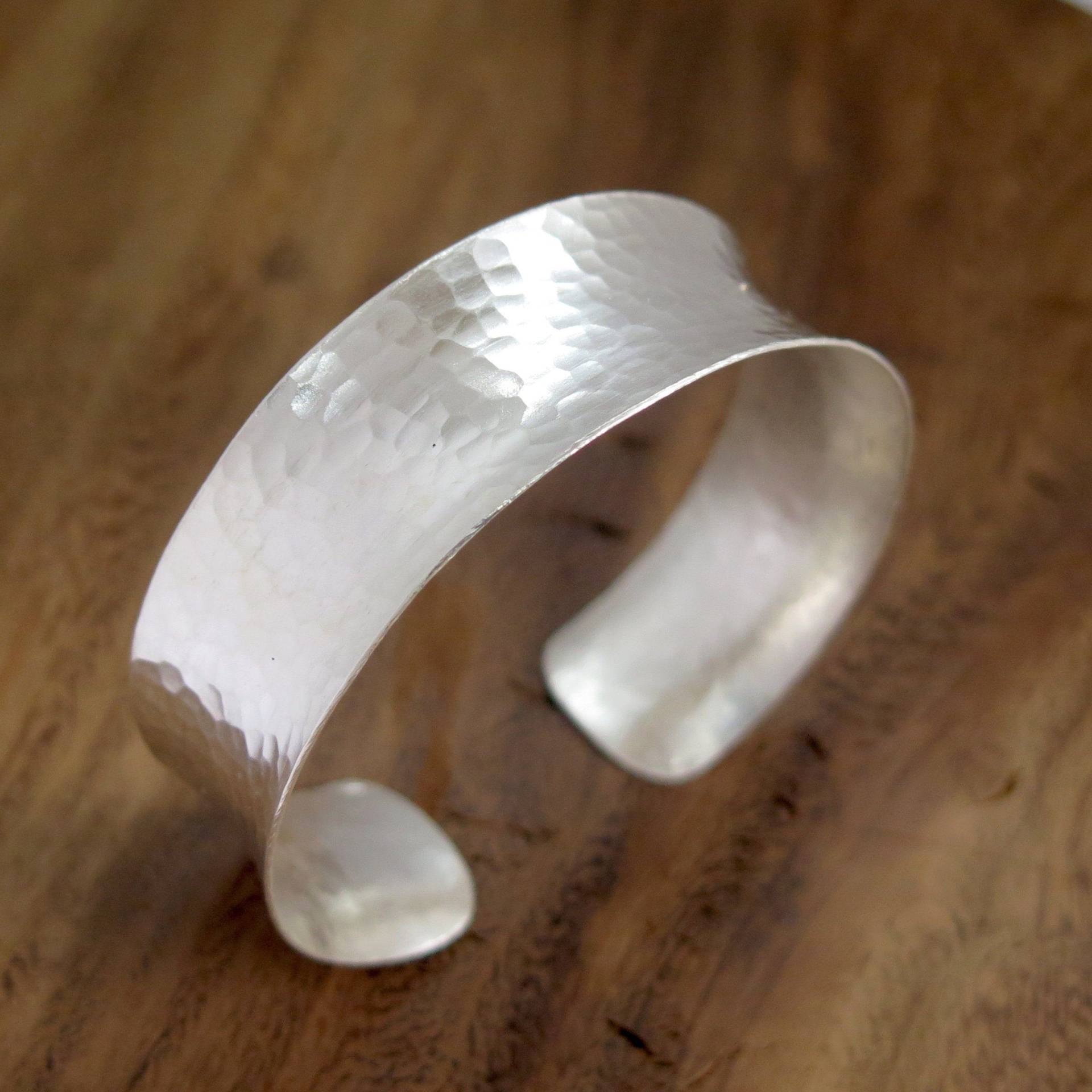 Handgemachter Gehämmerter Sterling Silber Breite Manschette Armband Minimalist Glänzend Leichte Konkave Kanten, Boho Elegant, Geschenk Für Sie von SilverShapes