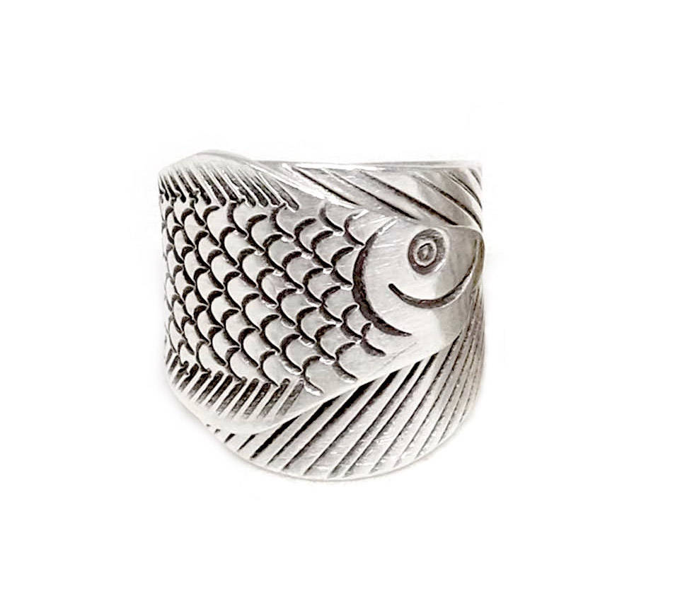 Handgemachter Sterling Silber Spiralring Mit Gravur Fisch, Breitband Boho Ring, Verstellbar, Auch Als Daumen Sternzeichen Bd Geschenk von SilverShapes