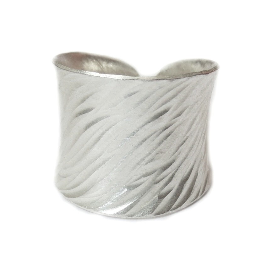 Handgemachter Sterlingsilber-Breitbandring, Boho-Baumrinden-Texturierter Silber-Verstellbarer Manschettenring Kann Daumenring Sein, Glänzendes Finish von SilverShapes