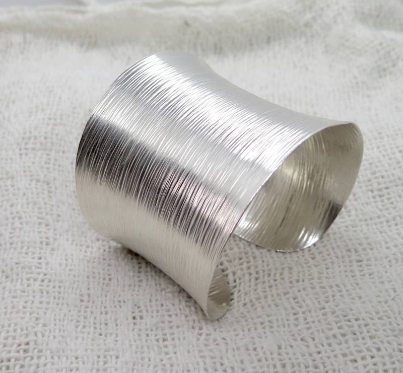 Handgemachtes Extra Breites Manschettenarmband Aus Sterlingsilber, Lange Manschette Mit Verkratzter Linien, Boho Breites Statement Silber von SilverShapes