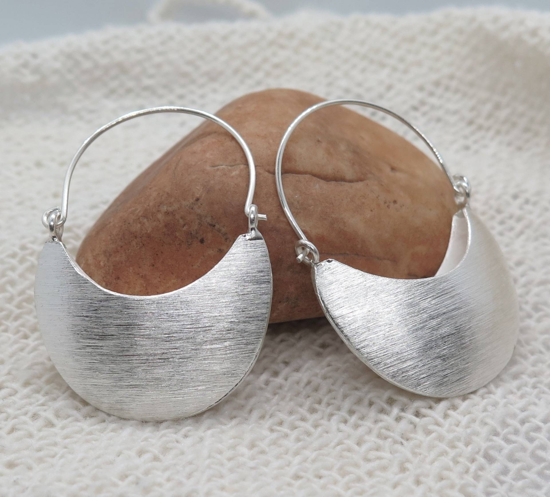 Sterling Silber Halbmond Statement Creolen, Handgemachte Große Elegante Boho Gebürstet Glänzende Crescent Geschenk Für Sie von SilverShapes