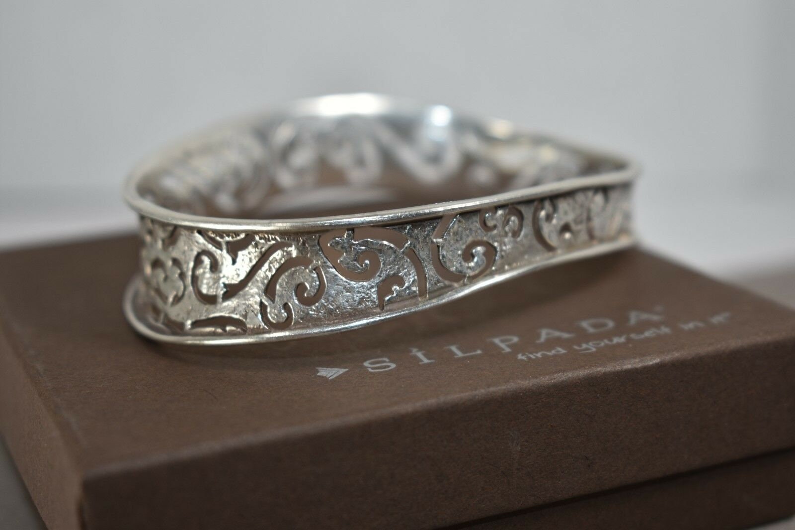 Silpada 925 Sterling Silber Gewellt Oval Oxidiert Spirale Ausschnitt Armreif von SilverSistersSilpada