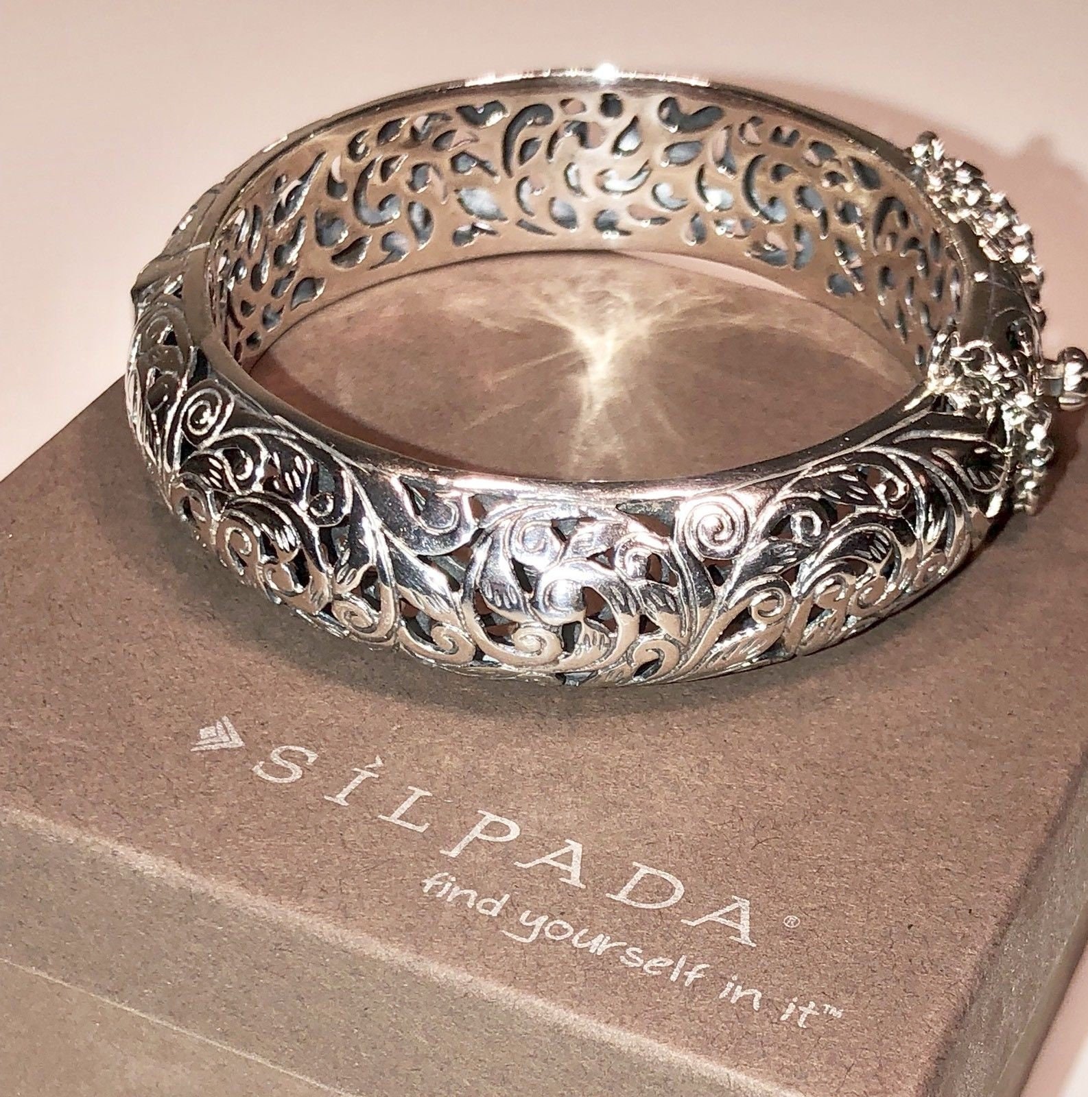 Silpada Sterling Silber Floral Filigree Klapp Armreif Armband Silpada Sterling Silber Floral Filigree Klapp Armreif Armband von SilverSistersSilpada
