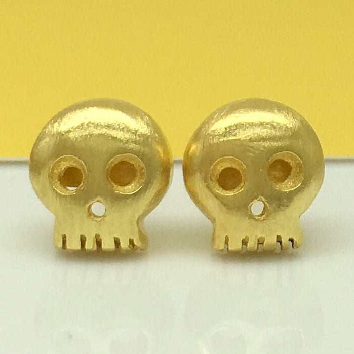 Sturm Lightnight Schädel Ohrstecker, Herren Sterling Silber Kleine Gelbgold Ohrstecker von SilverSkullEarrings