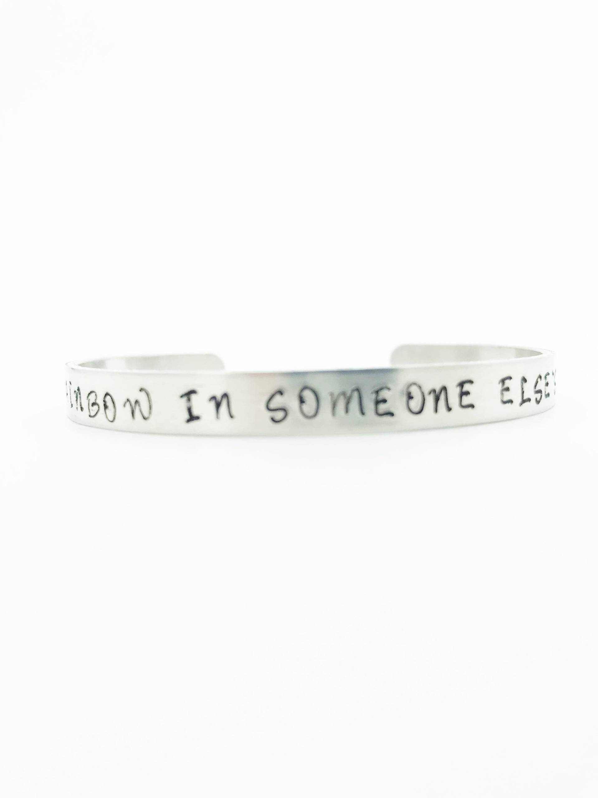 Maya Angelou Be A Rainbow in Someone Else Es Cloud Quote, Handgestempeltes Bangle, Graduation Gift, Inspirierende Geschenk, Erhebende Zitate von SilverStarGifts