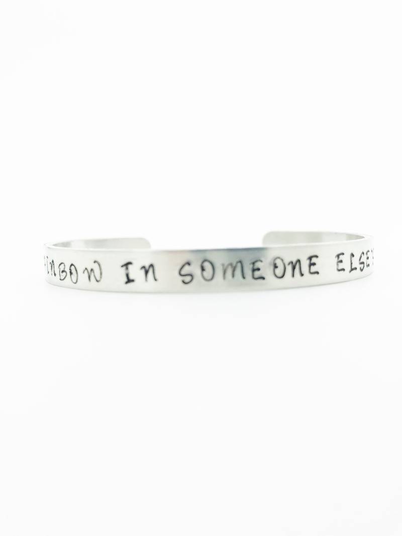 Maya Angelou Be A Rainbow in Someone Else Es Cloud Quote, Handgestempeltes Bangle, Graduation Gift, Inspirierende Geschenk, Erhebende Zitate von SilverStarGifts