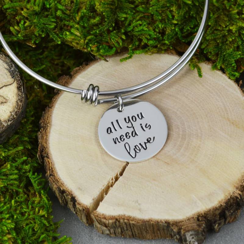 Alles Was Du Brauchst Ist Liebe Verstellbares Armreif - Stacking Bangle von SilverStatements