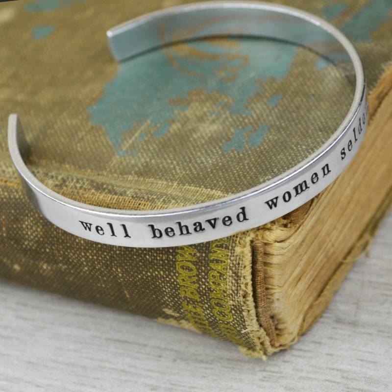 Handgestempeltes Inspirierendes Manschettenarmband Gut Erzogene Frauen von SilverStatements