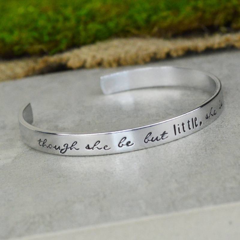 "Handgestempeltes Manschetten-Armband "Though She Be But Little Is Fierce" von SilverStatements