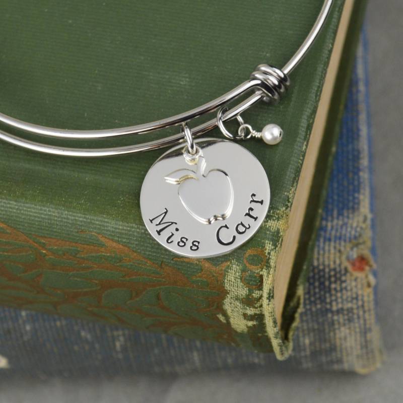 Personalisiertes Lehrer Anerkennung Geschenk - Verstellbarer Armreif Mit Apfel Anhänger Stacking Bangle von SilverStatements