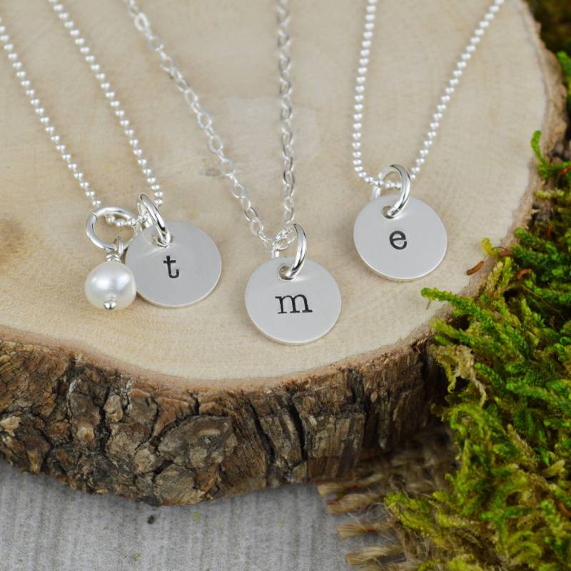 Winzige Initial Halskette Süßwasserperle Neue Mutter Oder Oma Geschenk Minimal Benutzerdefinierte Anhänger von SilverStatements