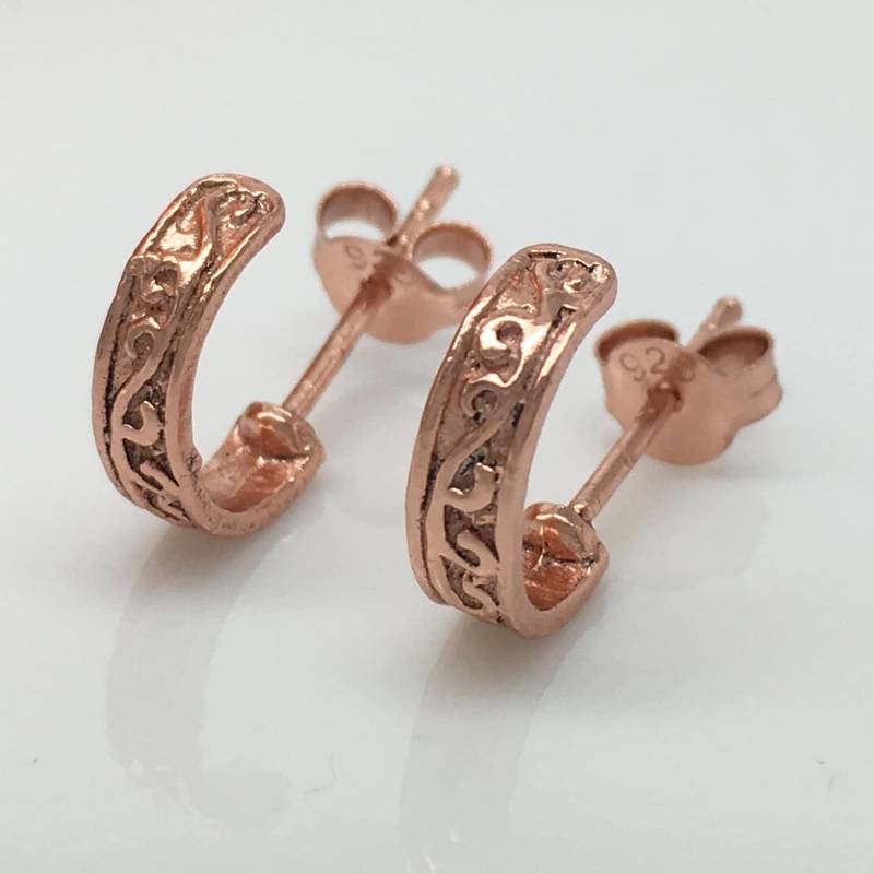 Halbe Hoop Ohrringe, Stieg Gold Hoop, Herren Creolen, Halb Demask, Muster, Stammes-Reifen, 557H Halbe Hoop Ohrringe, Stieg Gold Hoop, Herren Creolen, Halb Demask, Muster, Stammes-Reifen, 557H von SilverStudEarrings