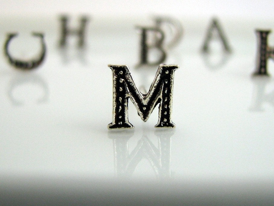 Sterling Silber Ohrring, Ohrring Stud, Letter M Ersten Stud Alphabet-Ohrring, Monogramm Post Sterling Silber Ohrring, Ohrring Stud, Letter M Ersten Stud Alphabet-Ohrring, Monogramm Post von SilverStudEarrings