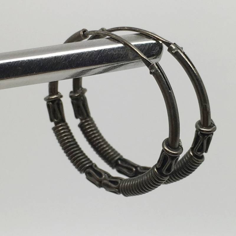 Trinium Schwarze Spule Creolen, Extra Große Herren Draht Ohrringe 559A von SilverStudEarrings