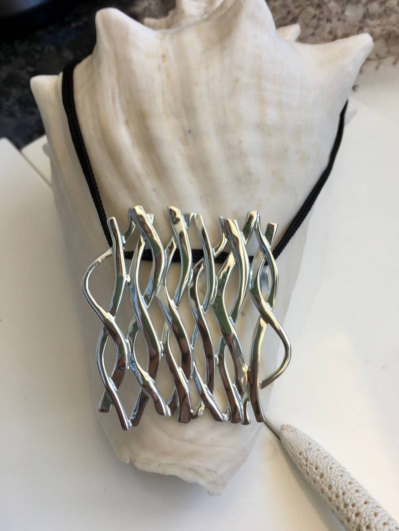 Beautiful Silver Pendant Necklace. Interlacing Threads Shaped Into A Square Pattern. 925 Sterling Silver. Unusual Design von SilverStudioStore