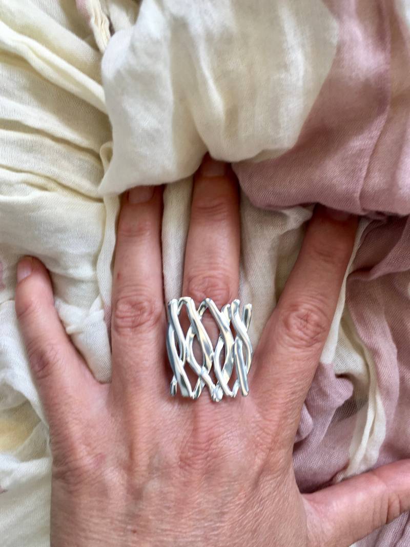 Beautiful Silver Ring. Interlacing Threads Shaped Into A Square Pattern. 925 Sterling Silver. Unusual Design von SilverStudioStore