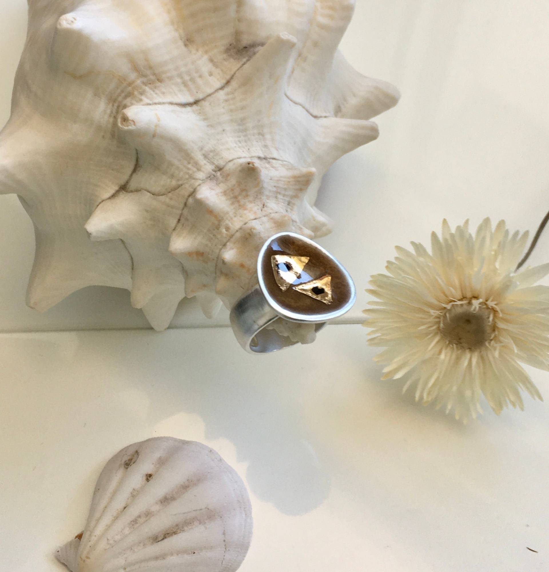 Brown Enamel & Liquid Gold Silver Ring. Geometric Pattern On 925 Sterling Triangle von SilverStudioStore