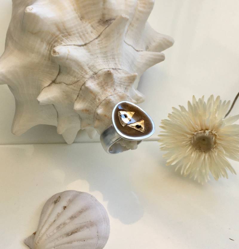 Brown Enamel & Liquid Gold Silver Ring. Geometric Pattern On 925 Sterling Triangle von SilverStudioStore